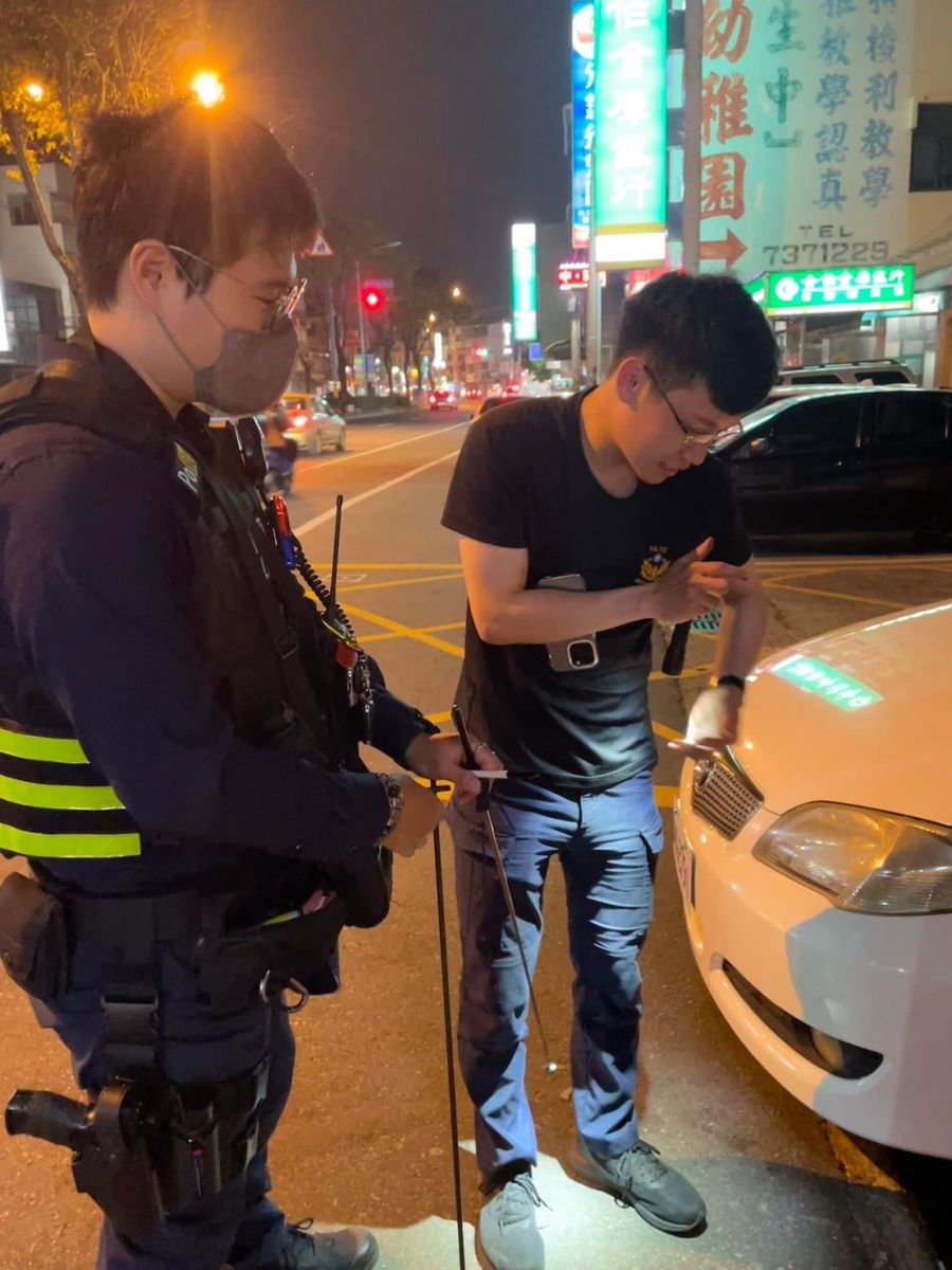 遠嫁美國婦人買晚餐車鑰匙掉水溝內　三警幫「吸」出來PO文讚 - https://www.watchmedia01.com