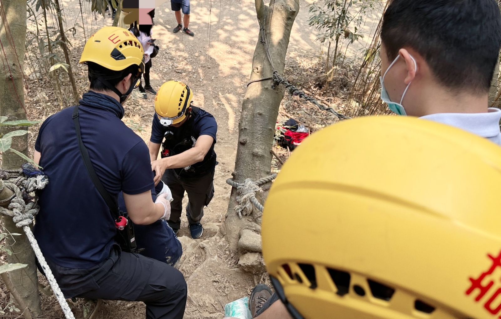 好痛！高雄女子柴壽山滑陡坡摔傷呼救 警消、民搜隊到場救援 - https://www.watchmedia01.com