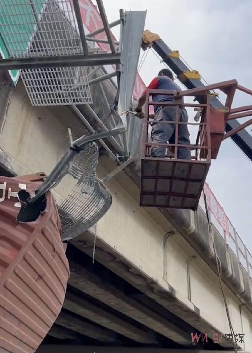 貨櫃突彈起撞國道跨越橋體 嚴重回堵耗5小時終排除 - https://www.watchmedia01.com