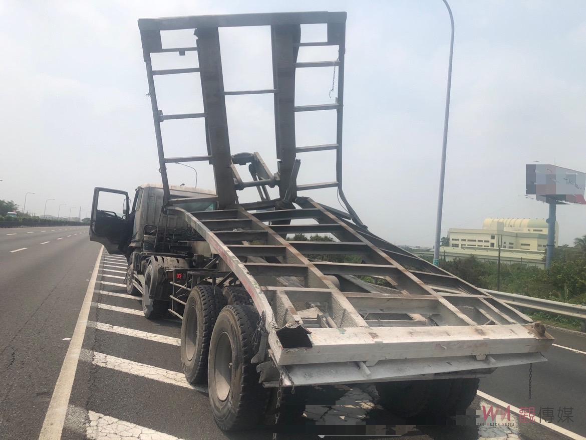 貨櫃突彈起撞國道跨越橋體 嚴重回堵耗5小時終排除 - https://www.watchmedia01.com