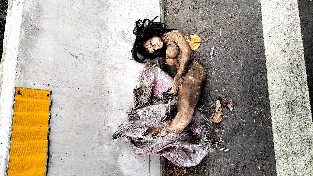驚！台76線高架橋下全身焦黑蜷曲爆乳裸女焦屍！警方一看噴笑 - https://www.watchmedia01.com