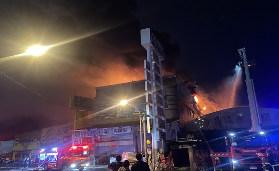 汽車百貨門市凌晨大火頻傳爆炸聲 緊臨旅館住宿者驚醒逃生 - https://www.watchmedia01.com