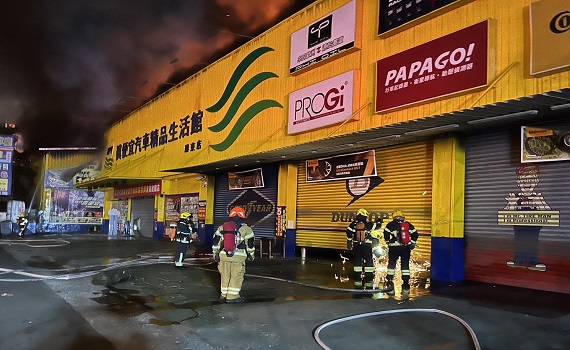 汽車百貨門市凌晨大火頻傳爆炸聲 緊臨旅館住宿者驚醒逃生 - https://www.watchmedia01.com