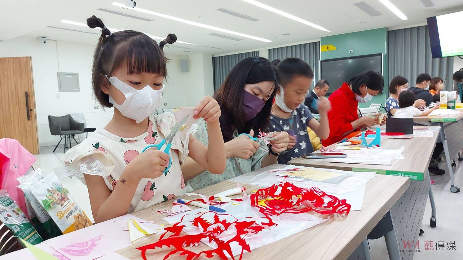 母親節前夕！錫卿基金會舉辦紙藝創作　親子玩出創意也能愛媽咪 - https://www.watchmedia01.com