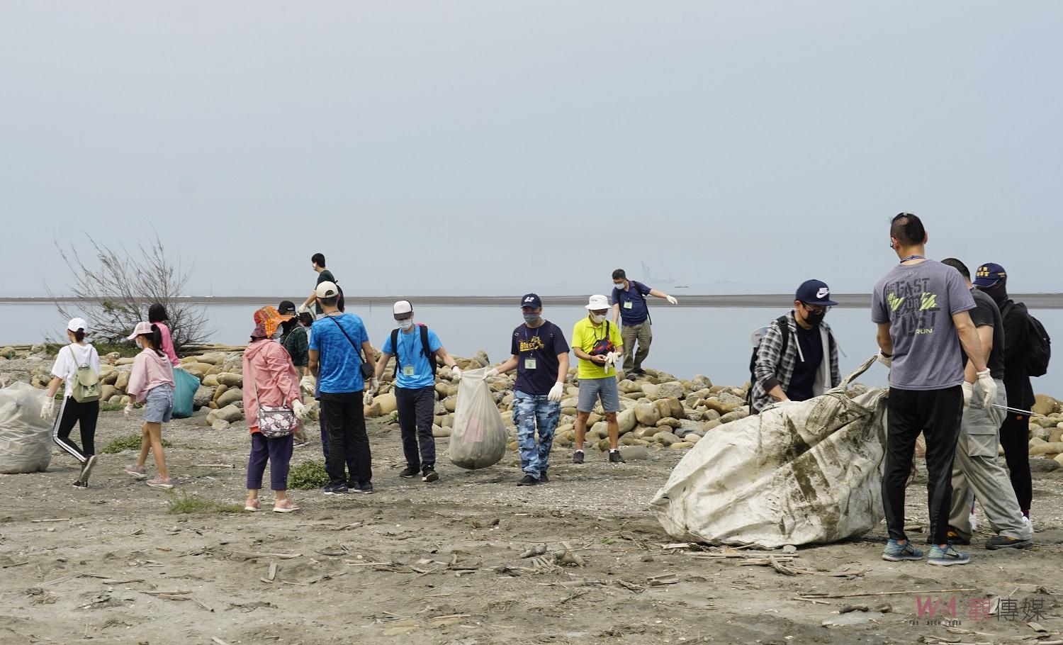 影／守護地球日商艾杰旭百人淨灘　清除6百多公斤廢棄物淨化海岸 - https://www.watchmedia01.com