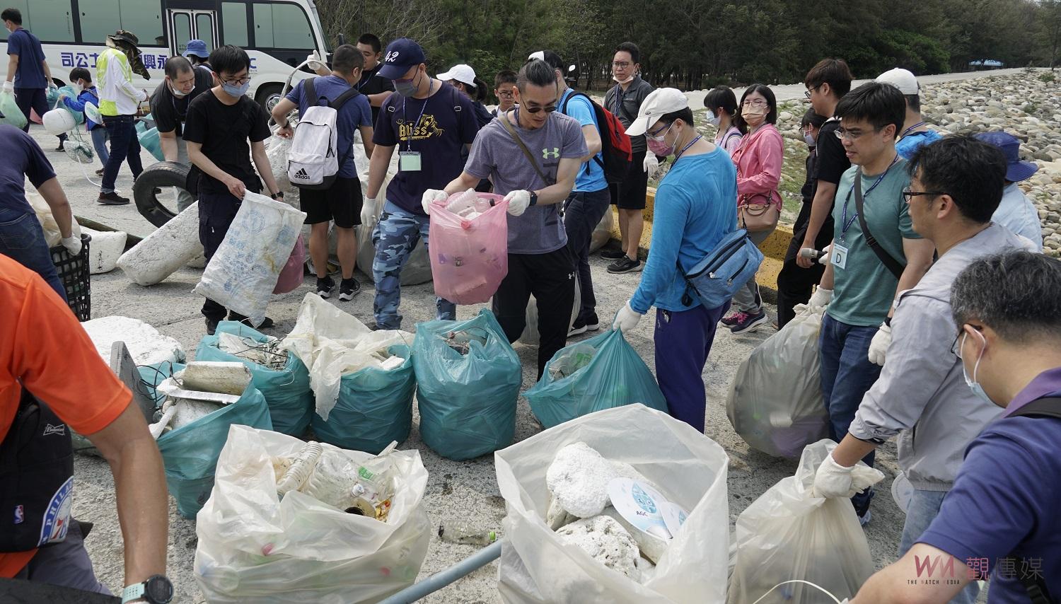 影／守護地球日商艾杰旭百人淨灘　清除6百多公斤廢棄物淨化海岸 - https://www.watchmedia01.com