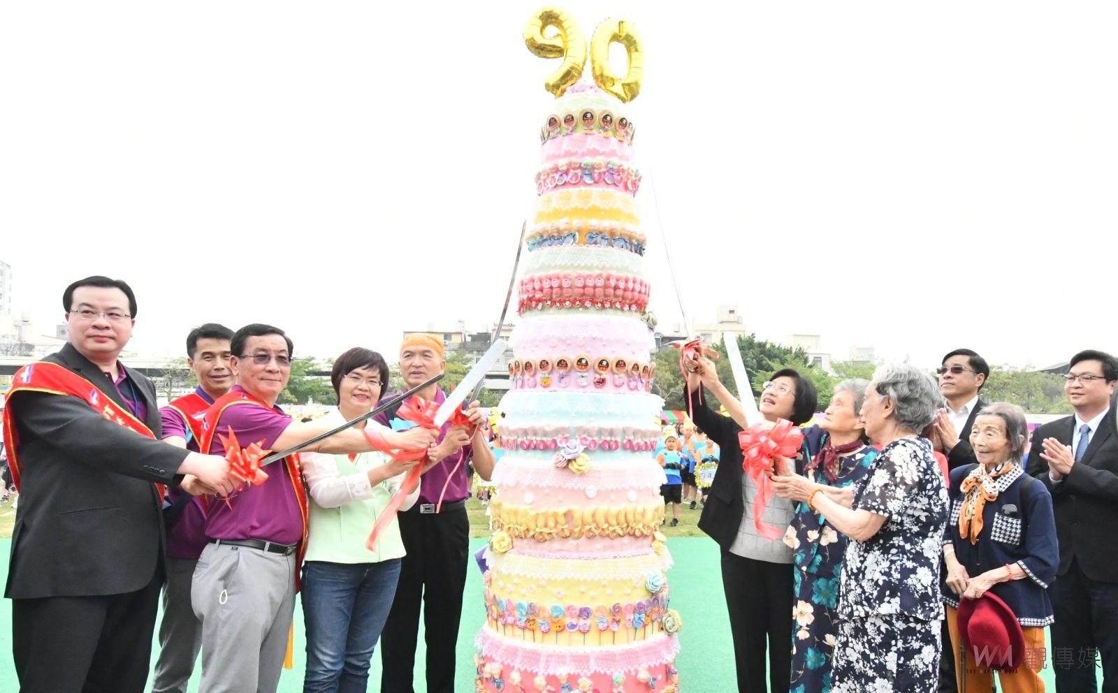 影／員林育英國小90年生日快樂　96歲校友相約「明年再來」 - https://www.watchmedia01.com