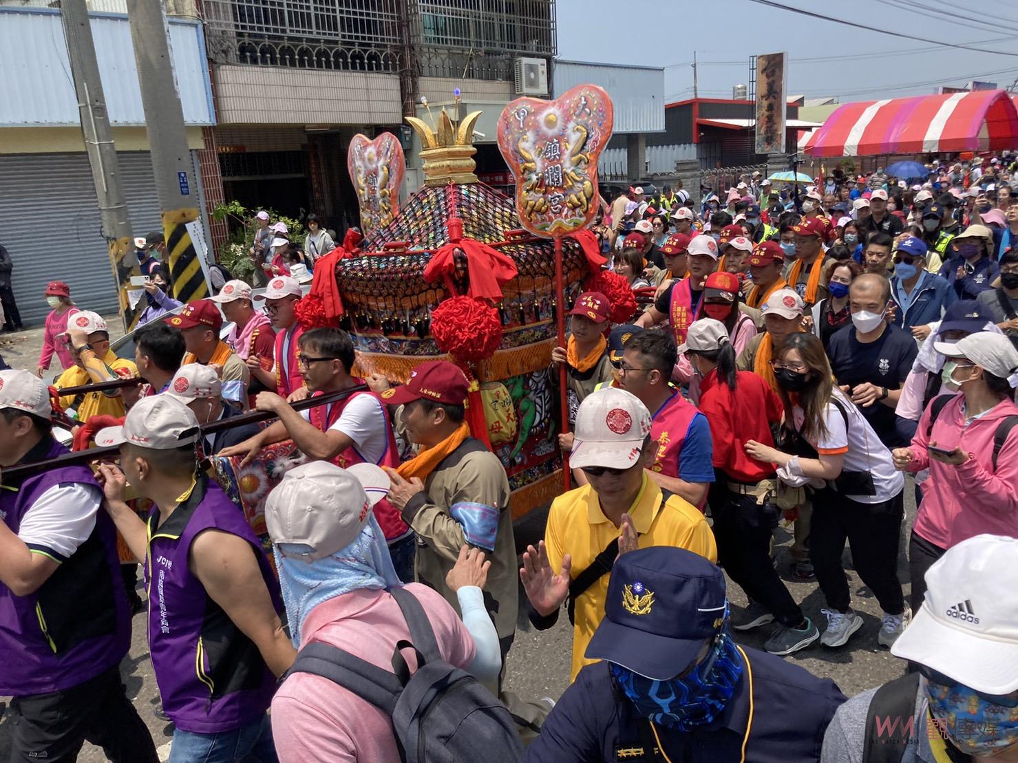 影／熱情信徒在烈日下爭相躦轎底　大甲媽祖遶境出現「超跑行程」 - https://www.watchmedia01.com