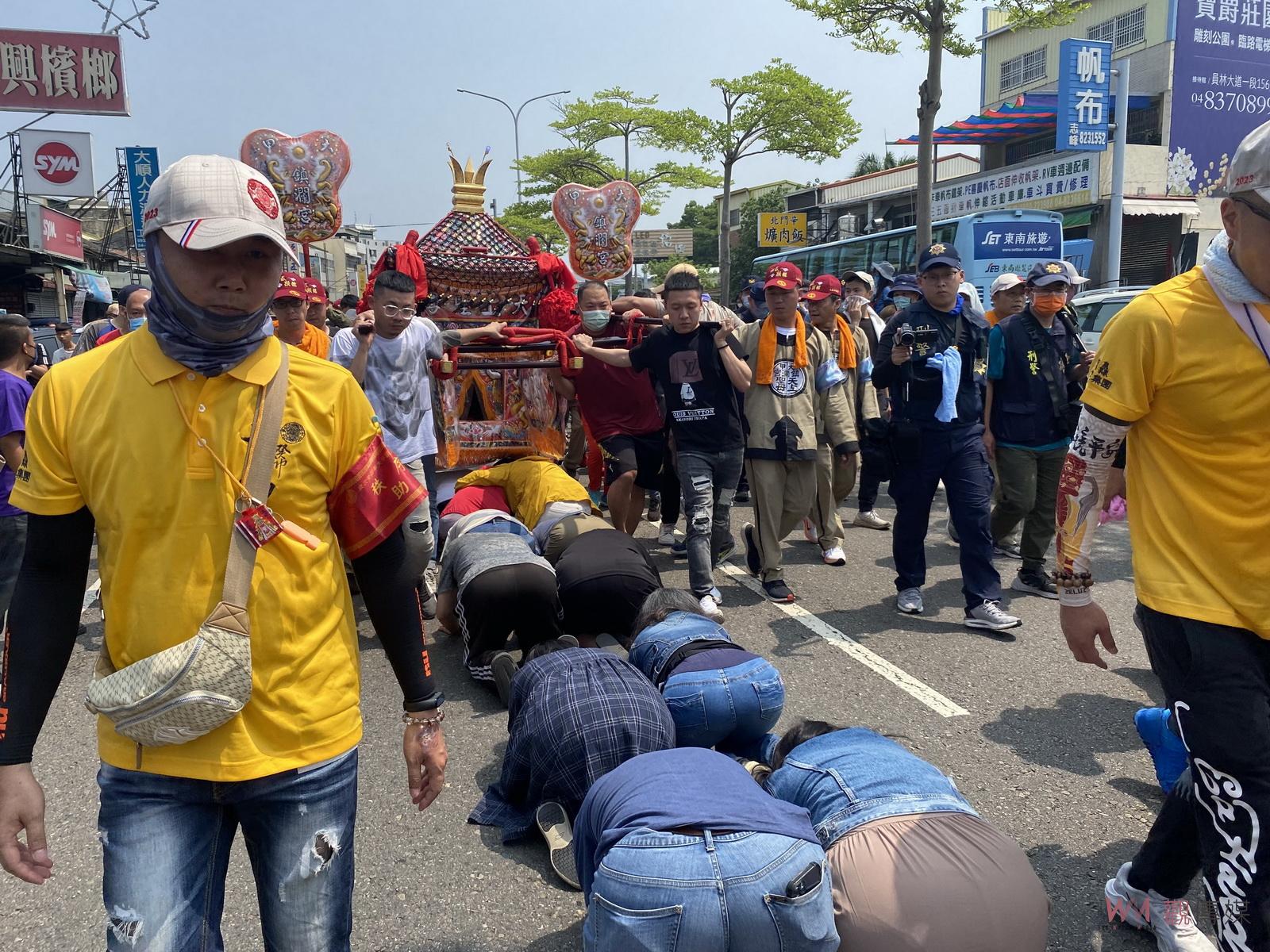 影／熱情信徒在烈日下爭相躦轎底　大甲媽祖遶境出現「超跑行程」 - https://www.watchmedia01.com