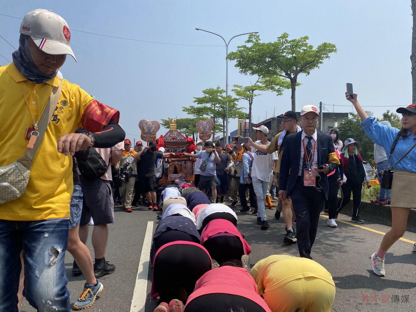 影／熱情信徒在烈日下爭相躦轎底　大甲媽祖遶境出現「超跑行程」 - https://www.watchmedia01.com