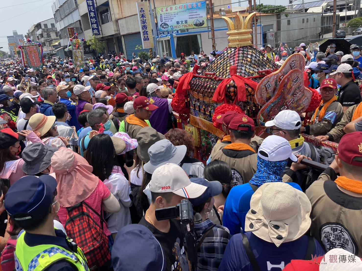 影／熱情信徒在烈日下爭相躦轎底　大甲媽祖遶境出現「超跑行程」 - https://www.watchmedia01.com