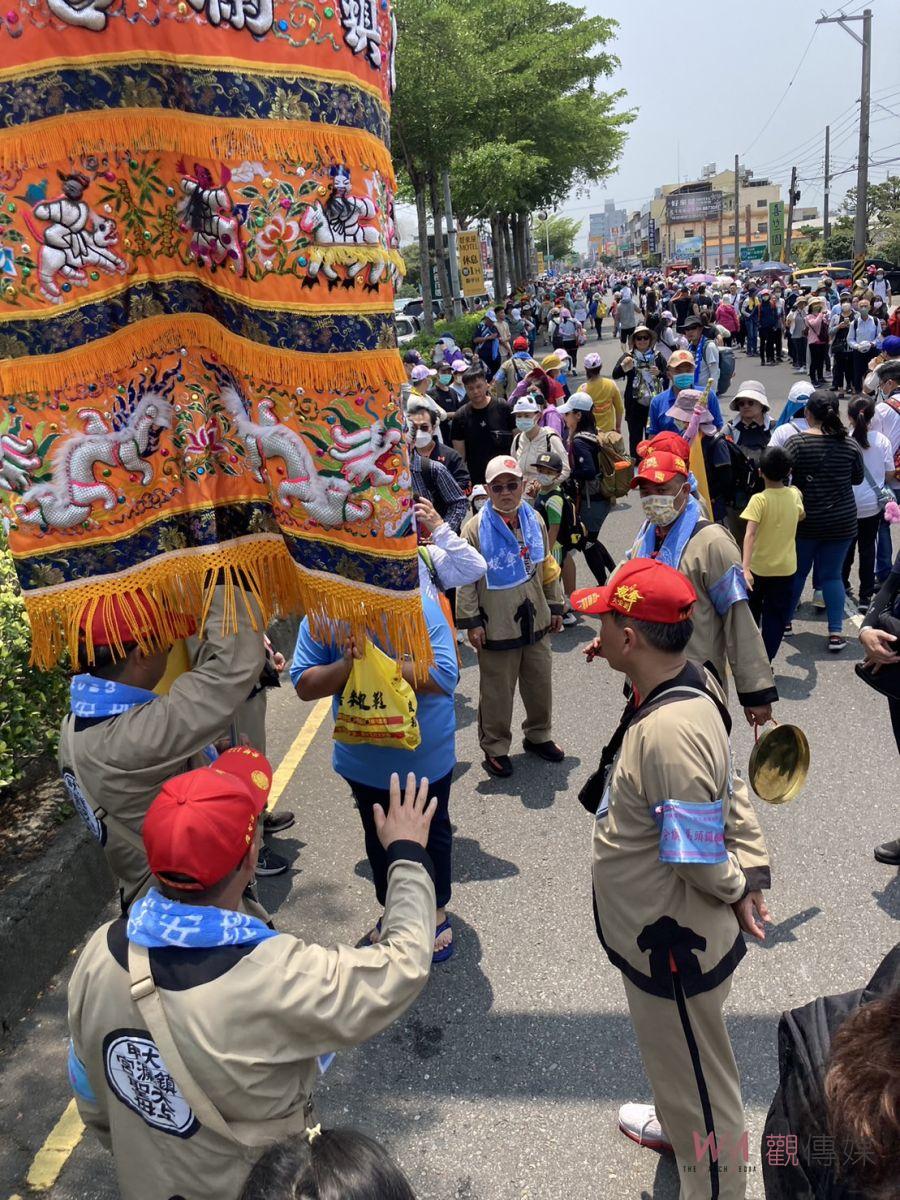 影／熱情信徒在烈日下爭相躦轎底　大甲媽祖遶境出現「超跑行程」 - https://www.watchmedia01.com