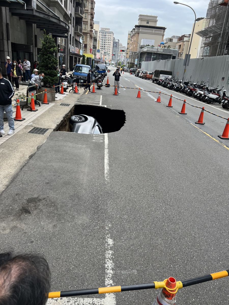 竹北天坑吞新買特斯拉　住戶人心惶惶：第5次了! - https://www.watchmedia01.com
