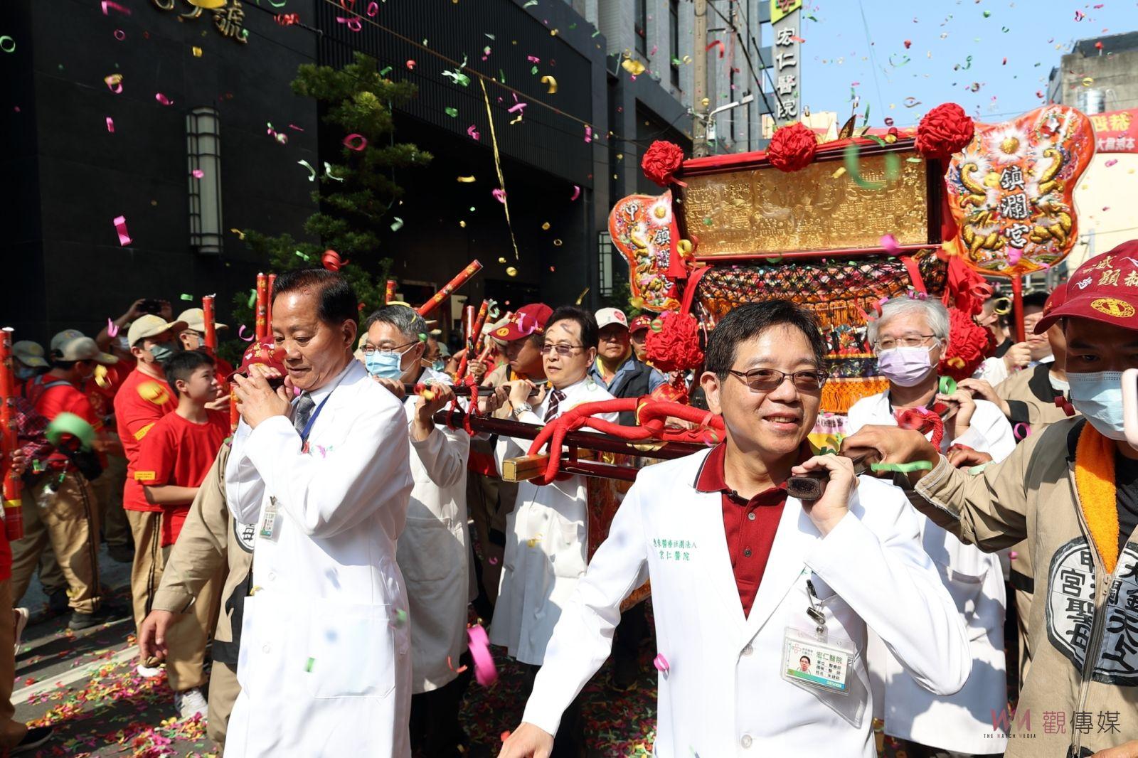 影／孝行感天！為癌父祈福隨行大甲媽　孝女走到起水泡仍想撐下去 - https://www.watchmedia01.com