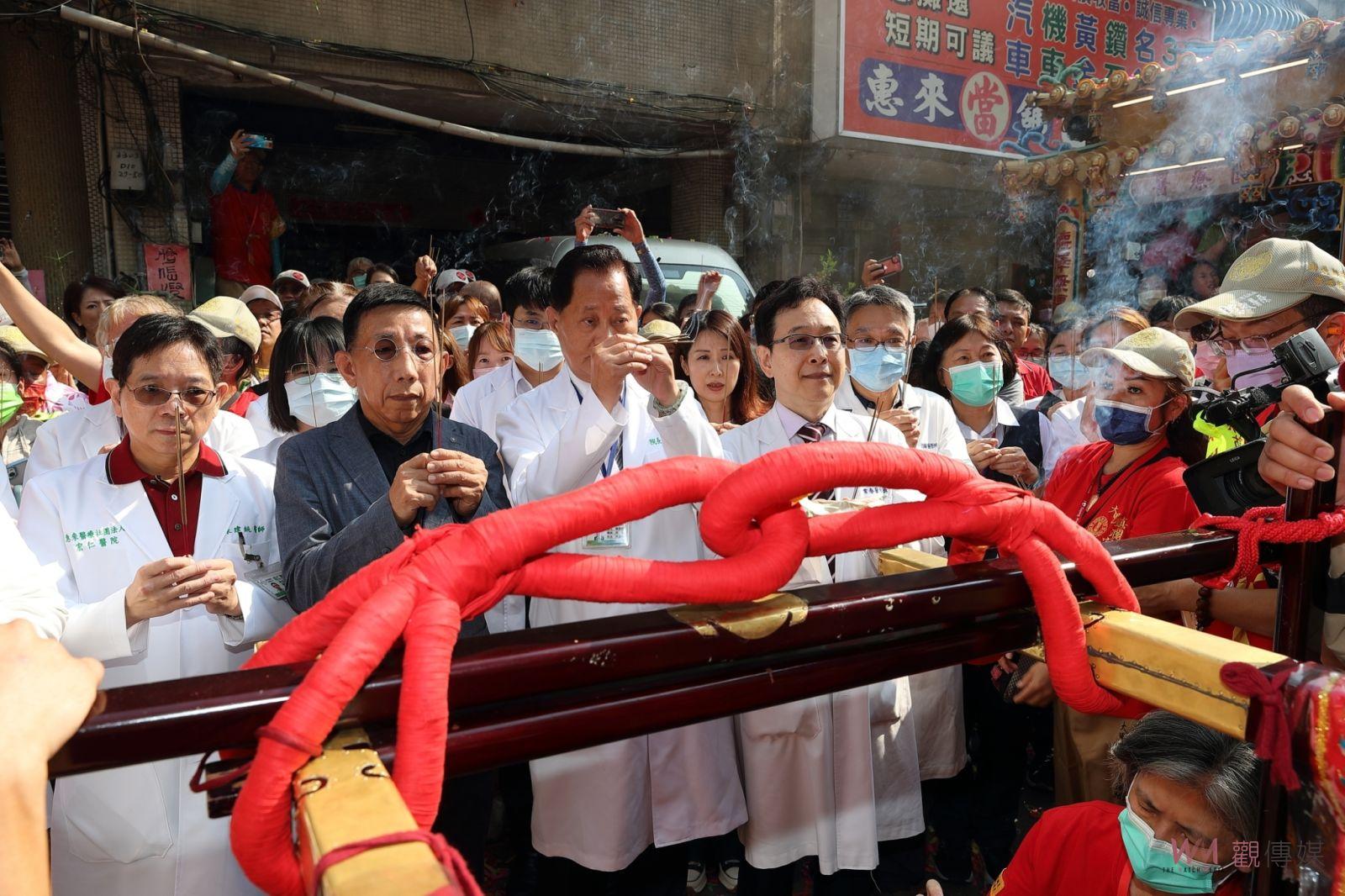 影／孝行感天！為癌父祈福隨行大甲媽　孝女走到起水泡仍想撐下去 - https://www.watchmedia01.com