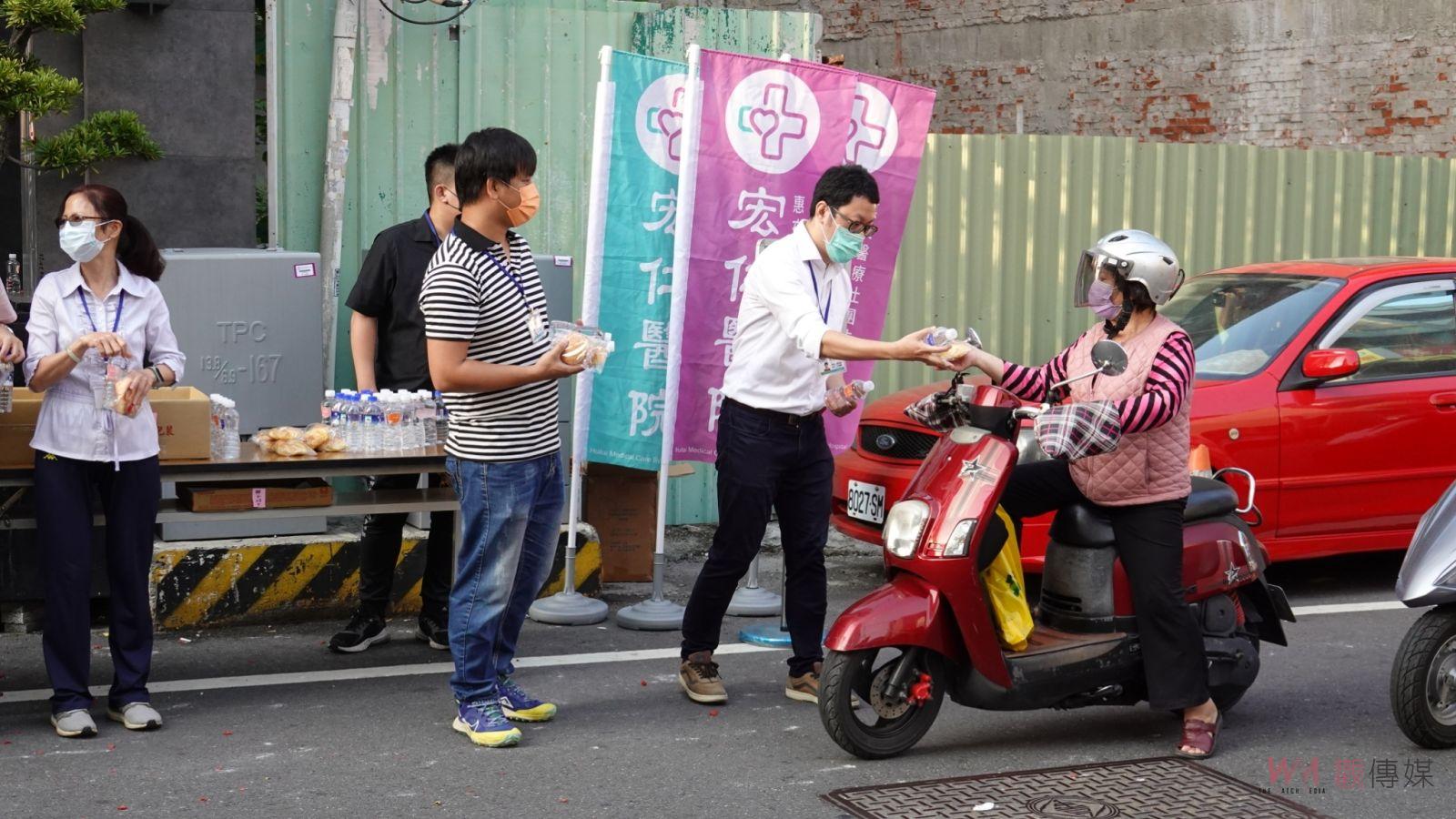 影／孝行感天！為癌父祈福隨行大甲媽　孝女走到起水泡仍想撐下去 - https://www.watchmedia01.com