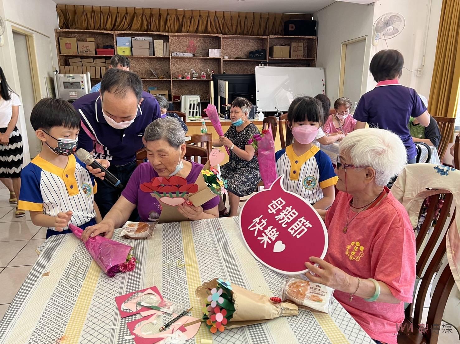 影／溫馨有妳！小娃手做花束祝福彰化榮家奶奶母親節快樂 - https://www.watchmedia01.com