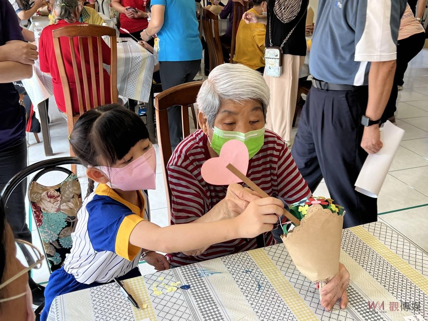 影／溫馨有妳！小娃手做花束祝福彰化榮家奶奶母親節快樂 - https://www.watchmedia01.com