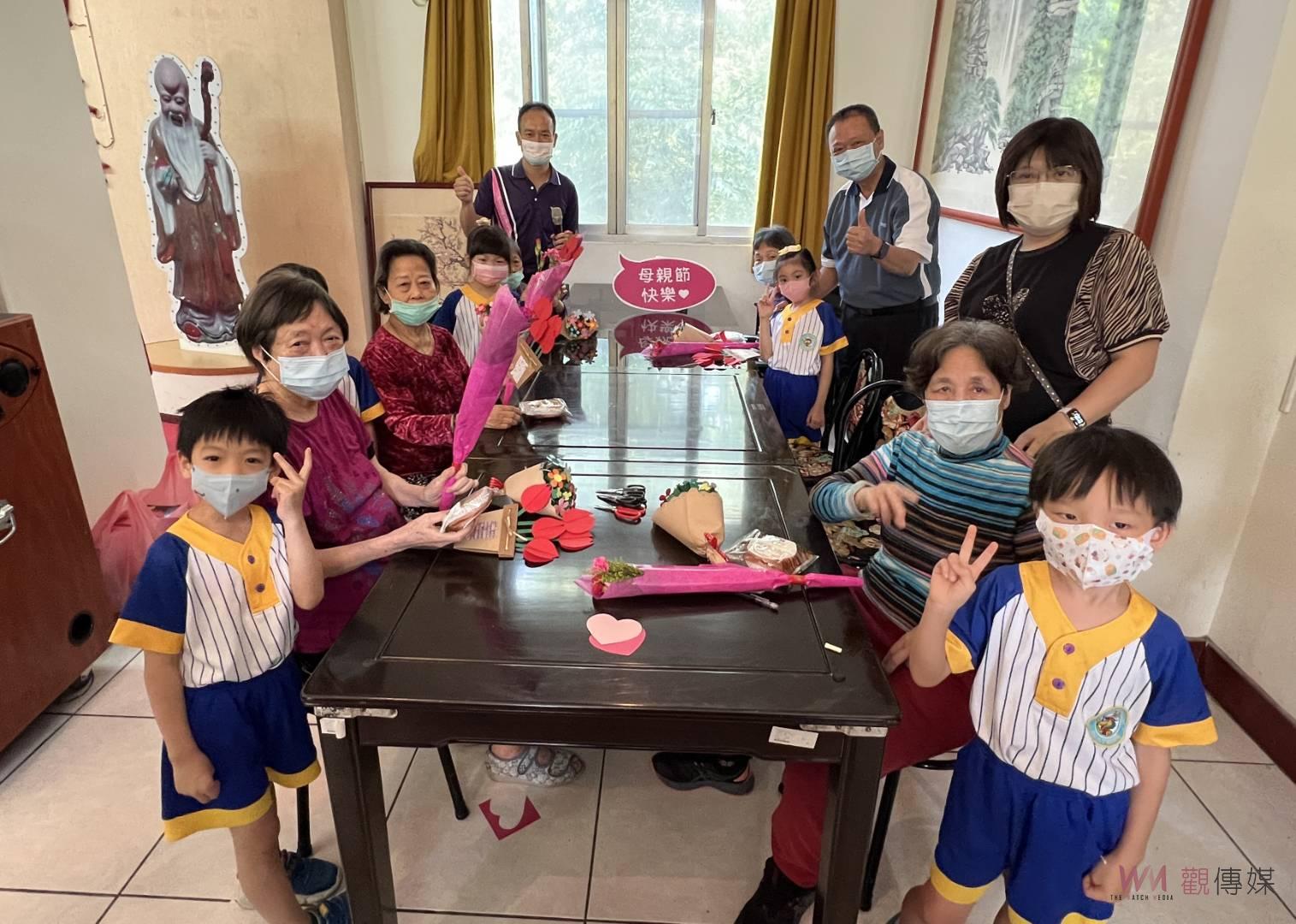影／溫馨有妳！小娃手做花束祝福彰化榮家奶奶母親節快樂 - https://www.watchmedia01.com