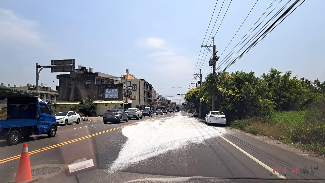 影／下雪了？閃閃發亮玻璃砂散落溪湖二溪路約1公里路面　險釀摔車 - https://www.watchmedia01.com