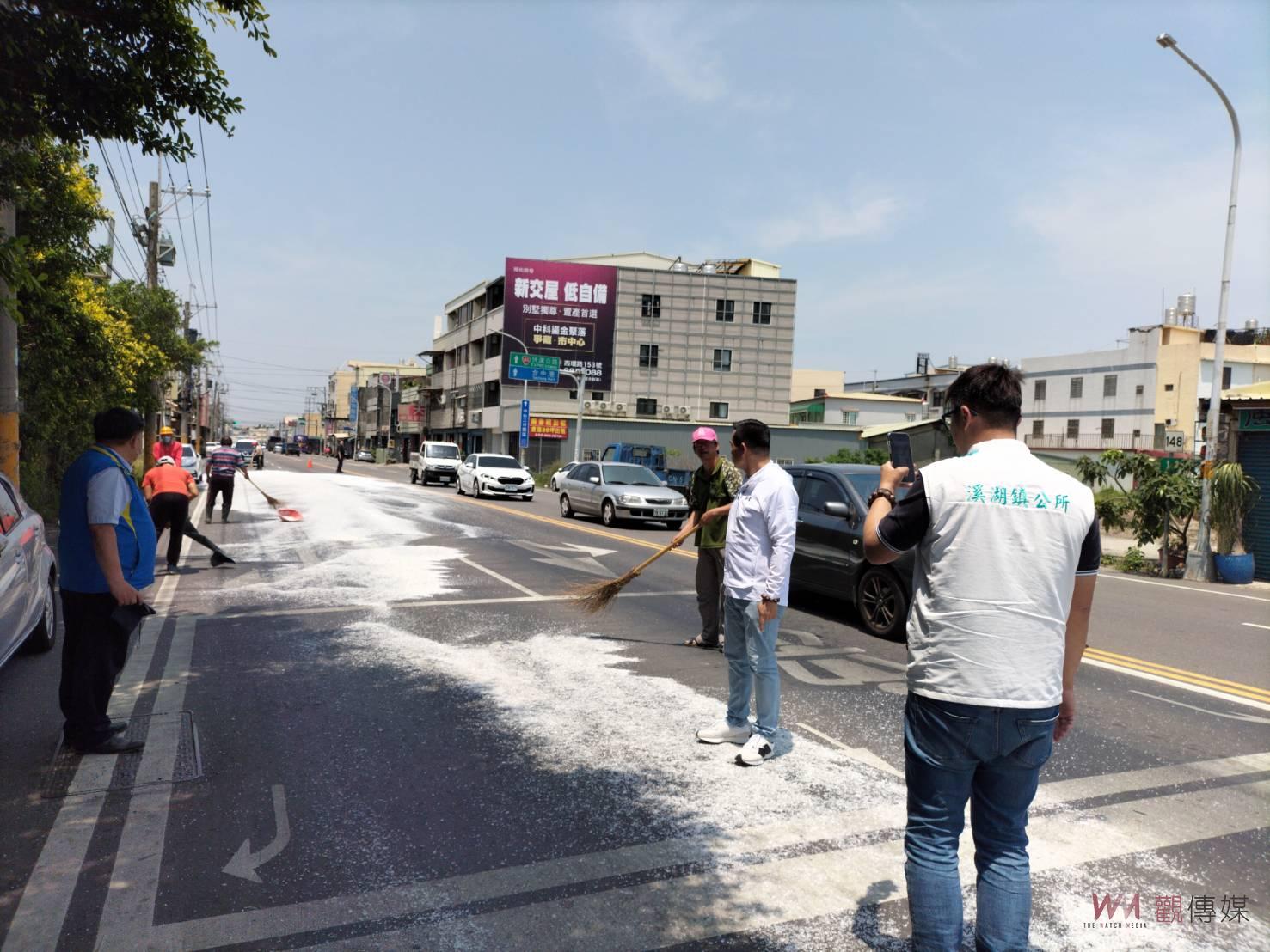 影／下雪了？閃閃發亮玻璃砂散落溪湖二溪路約1公里路面　險釀摔車 - https://www.watchmedia01.com