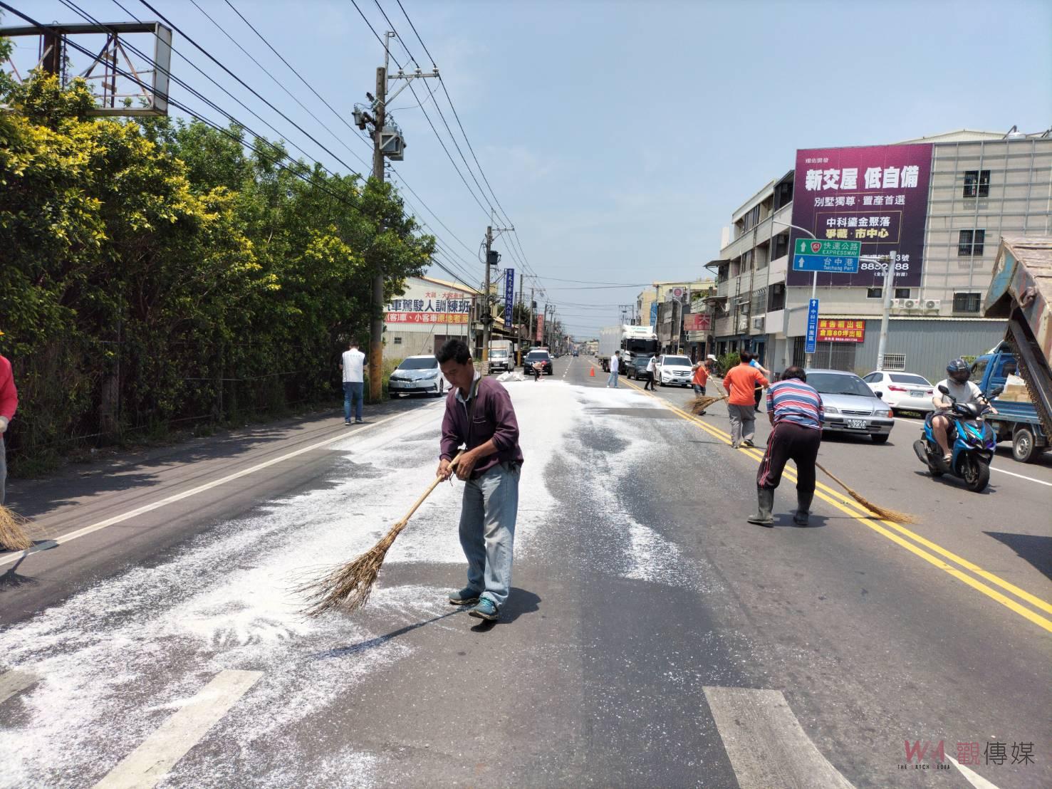 影／下雪了？閃閃發亮玻璃砂散落溪湖二溪路約1公里路面　險釀摔車 - https://www.watchmedia01.com