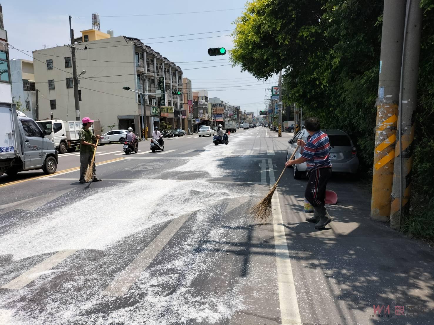 影／下雪了？閃閃發亮玻璃砂散落溪湖二溪路約1公里路面　險釀摔車 - https://www.watchmedia01.com