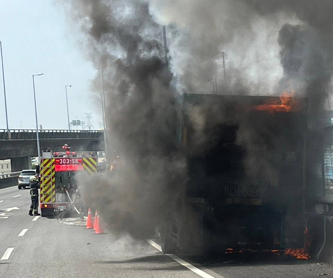 影／國道1號彰化段大貨車火燒車濃煙竄天　駕駛跳車逃命 - https://www.watchmedia01.com