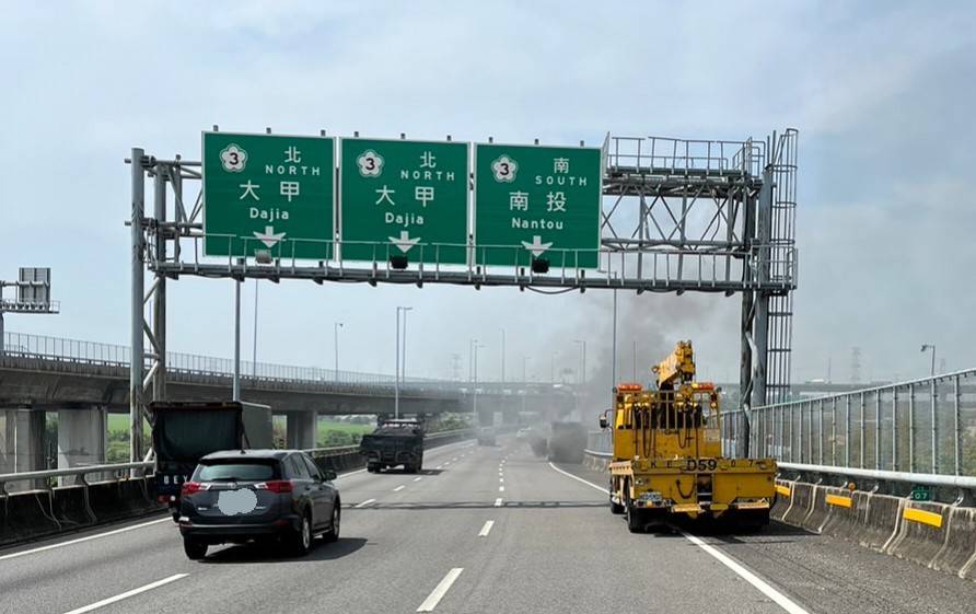 影／國道1號彰化段大貨車火燒車濃煙竄天　駕駛跳車逃命 - https://www.watchmedia01.com