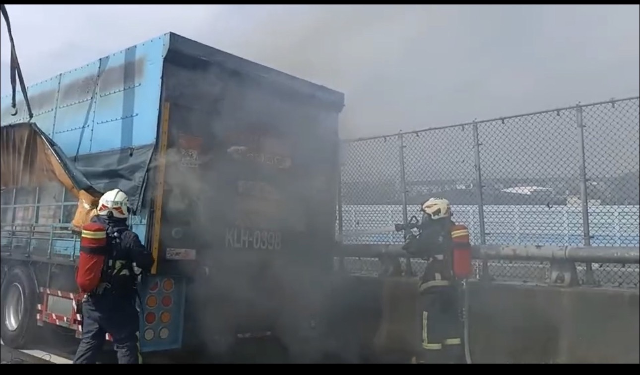 影／國道1號彰化段大貨車火燒車濃煙竄天　駕駛跳車逃命 - https://www.watchmedia01.com