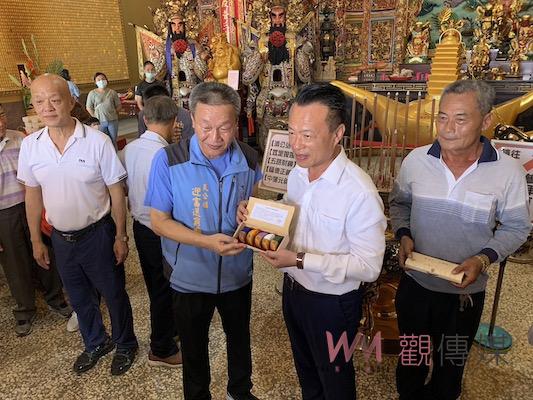 傳統杯筊神器更神氣　歡喜財神文創台灣杯邀翁章梁歡喜開杯 - https://www.watchmedia01.com