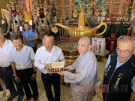傳統杯筊神器更神氣　歡喜財神文創台灣杯邀翁章梁歡喜開杯 - https://www.watchmedia01.com