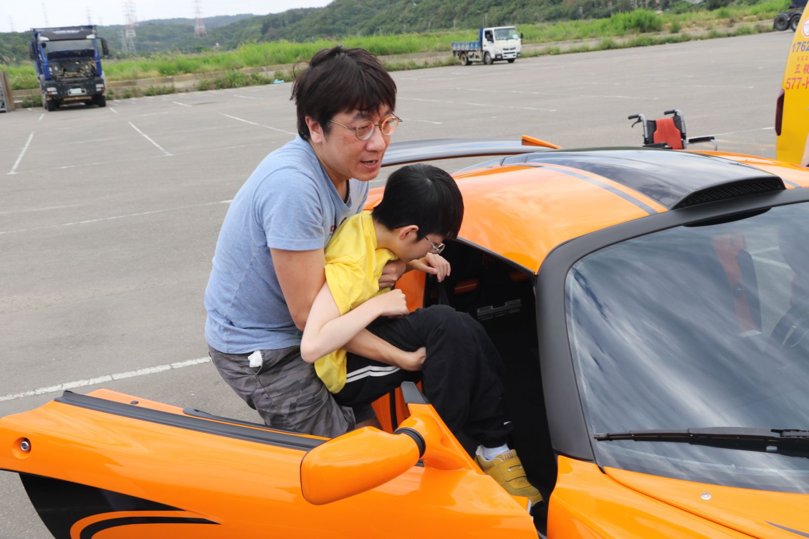 喜願協會助圓夢！罕病兒小樂喜搭蓮花跑車兜風 - https://www.watchmedia01.com