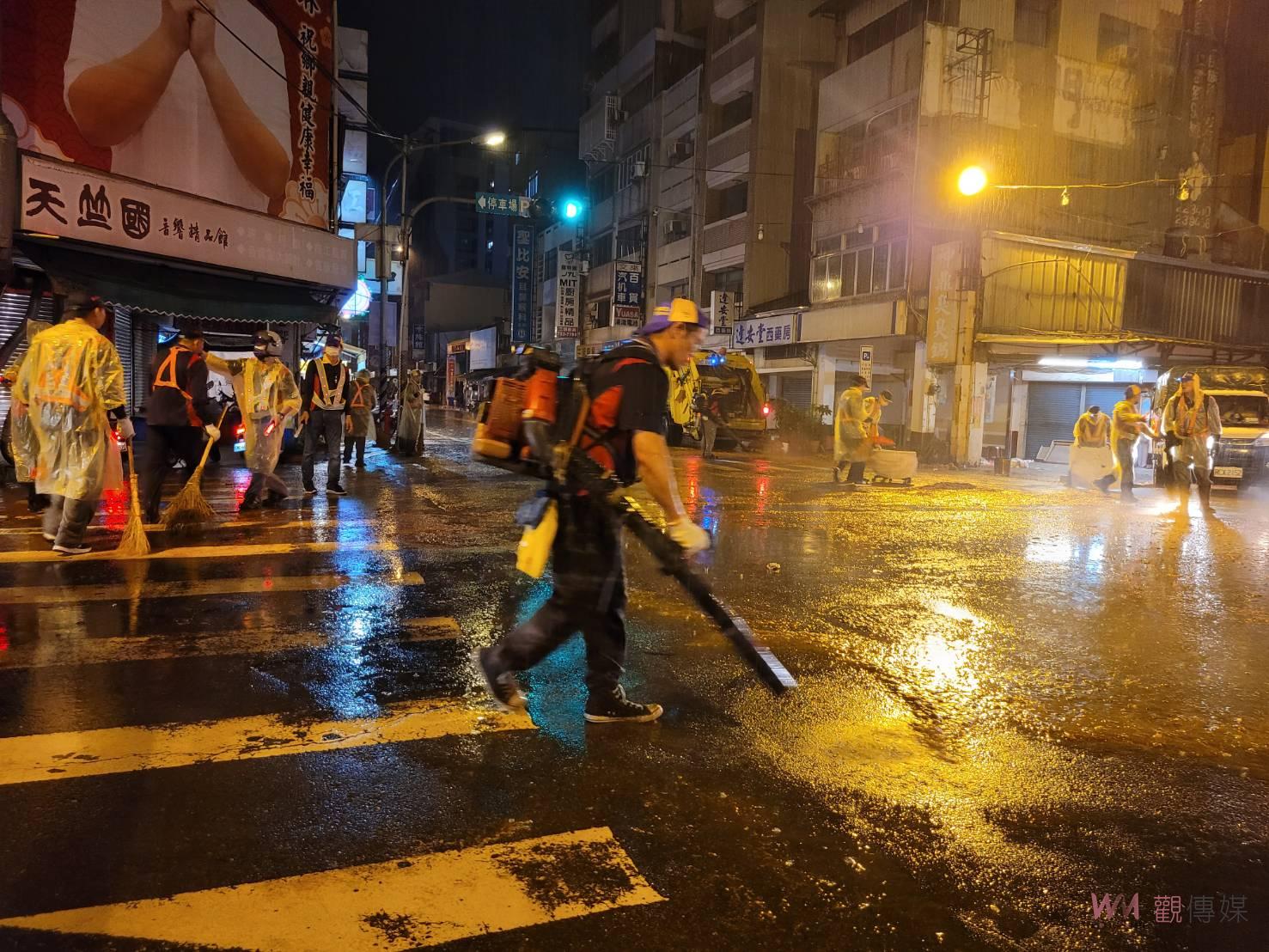 影／的很神！南瑤宮媽祖進香回鑾！清潔隊、環保志工冒雨清理垃圾 - https://www.watchmedia01.com