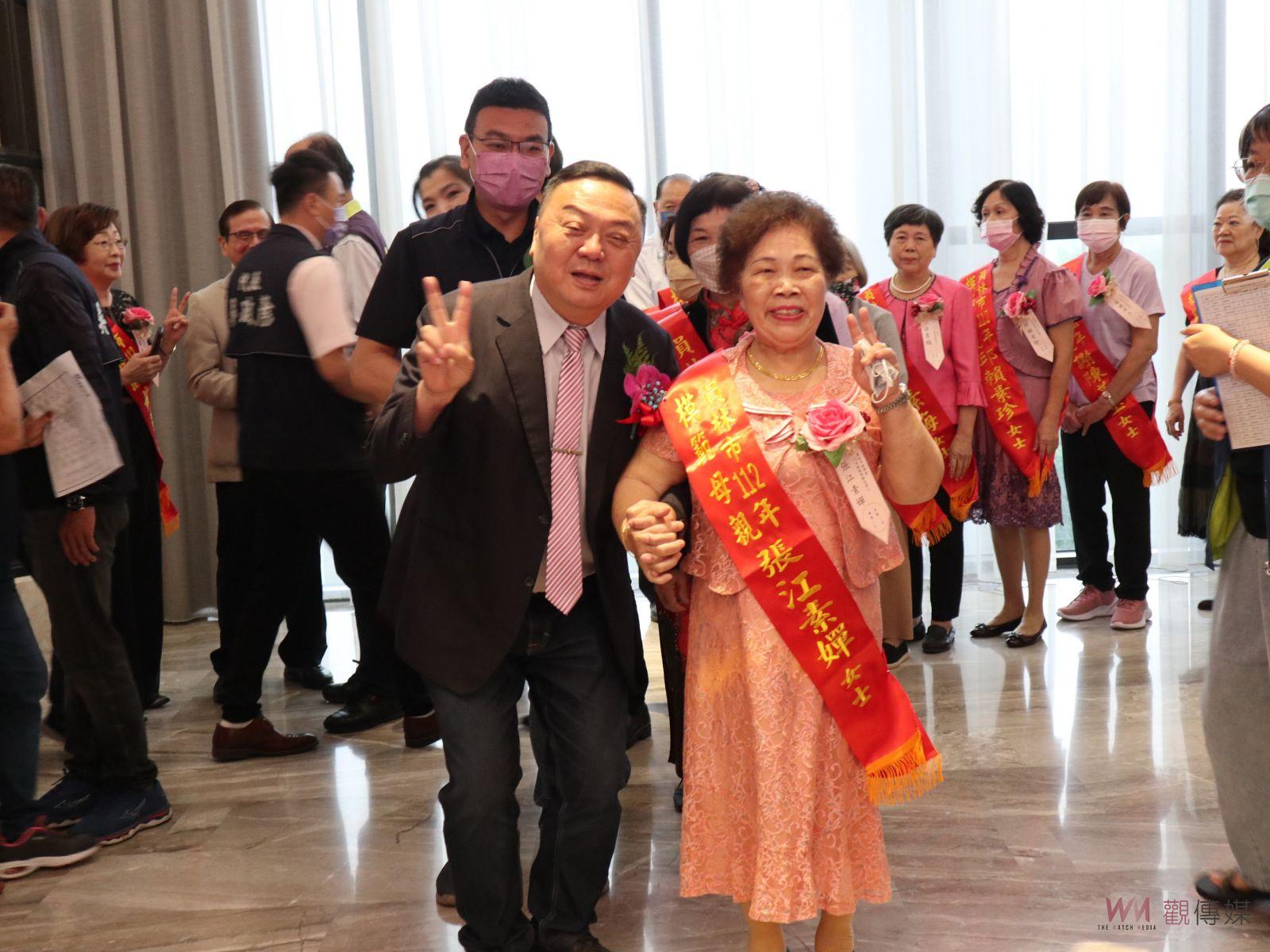 影／偉大媽媽寫下感人故事　員林市長游振雄表揚45位模範母親 - https://www.watchmedia01.com