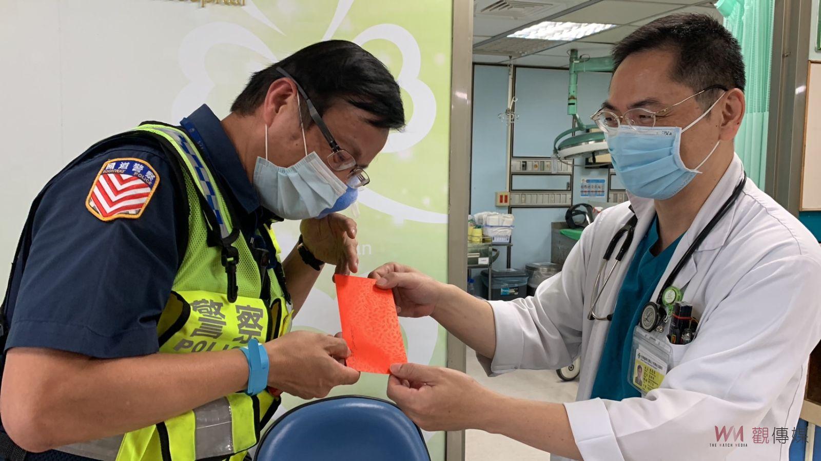 影／連警察都打！大叔騎機車闖入國道　員警攔截護送下國道卻遭老拳 - https://www.watchmedia01.com
