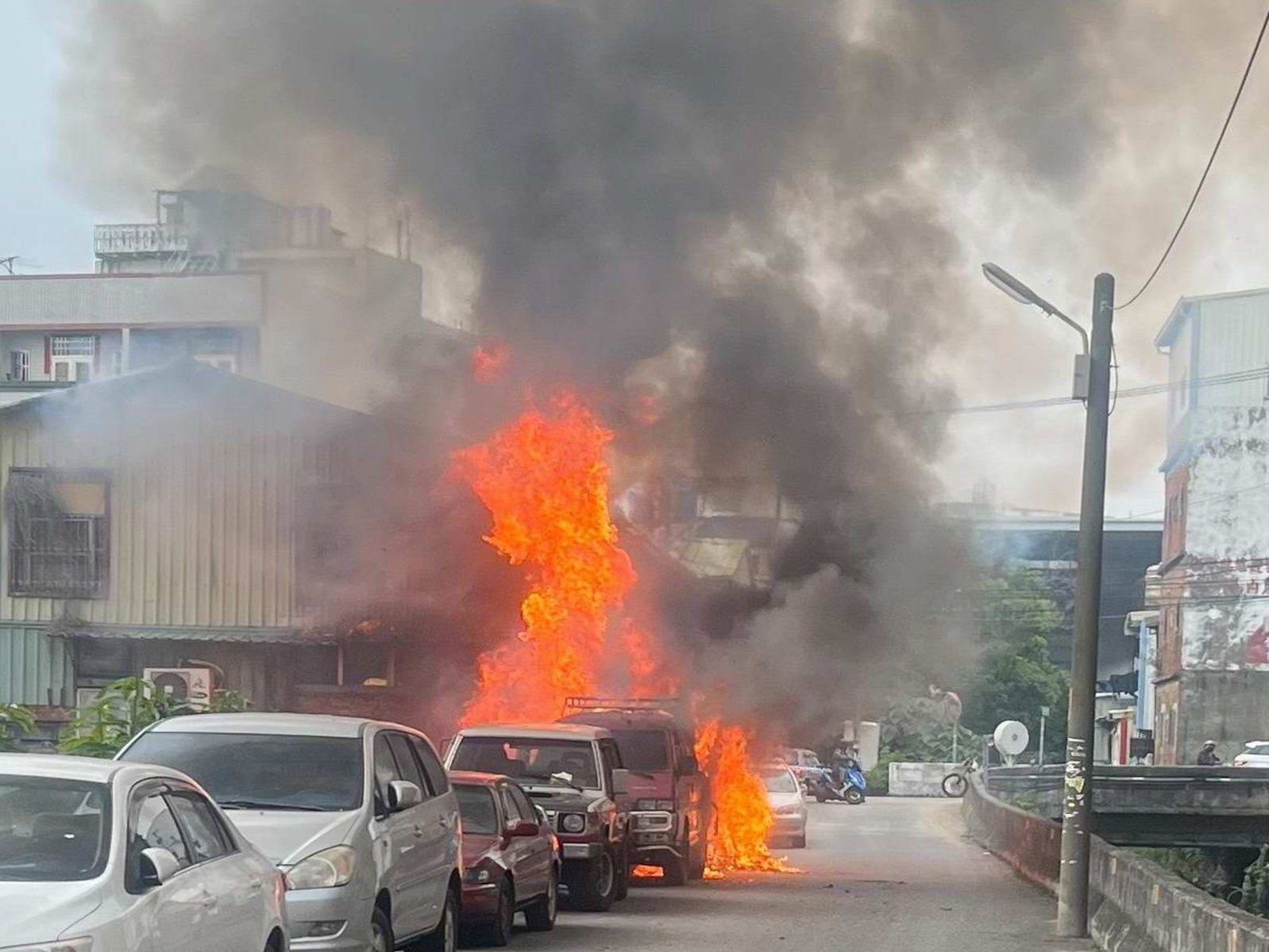 消防員直呼真是驚險！塑膠廢棄物助燃　燒毀汽、機車各一輛 - https://www.watchmedia01.com