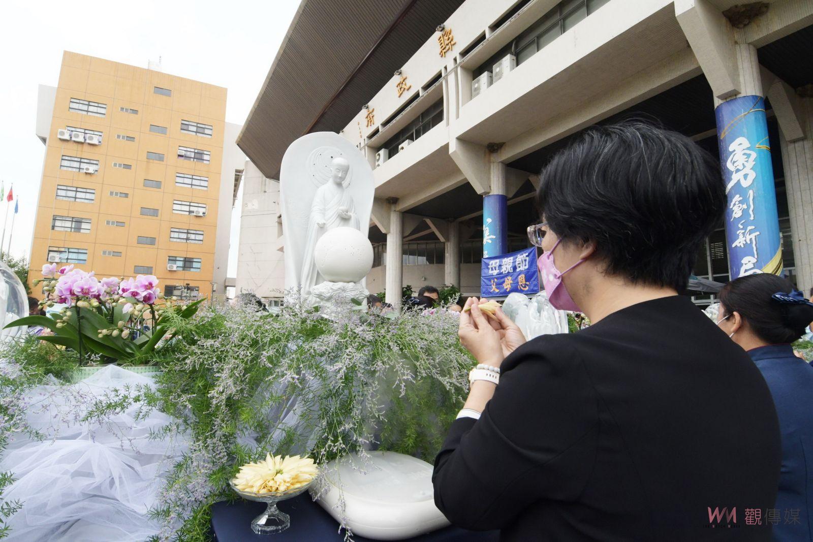 影／溫馨五月天！國定佛誕節　縣府前廣場舉辦浴佛及孝親 - https://www.watchmedia01.com