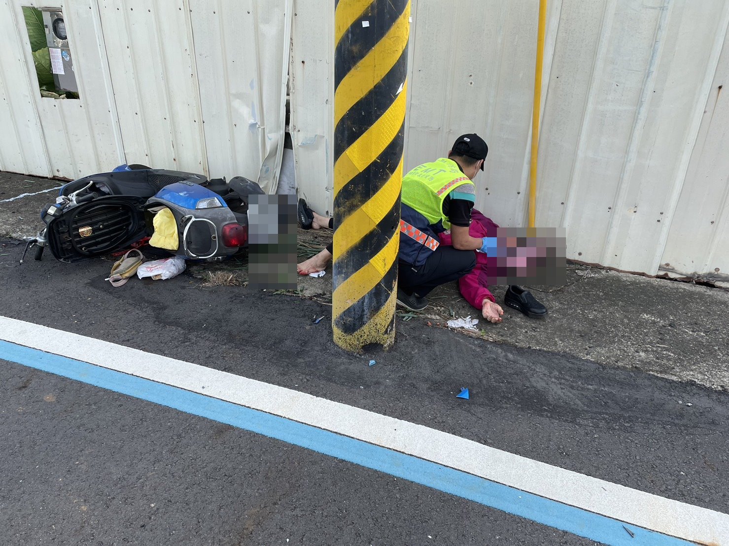 離奇交通意外！大媽騎機車自撞芬園139線旁鐵皮圍籬 - https://www.watchmedia01.com