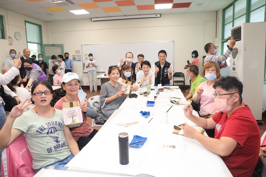 用行動挺身障 盧秀燕捐普發6000買手工皂贈長青學苑 - https://www.watchmedia01.com