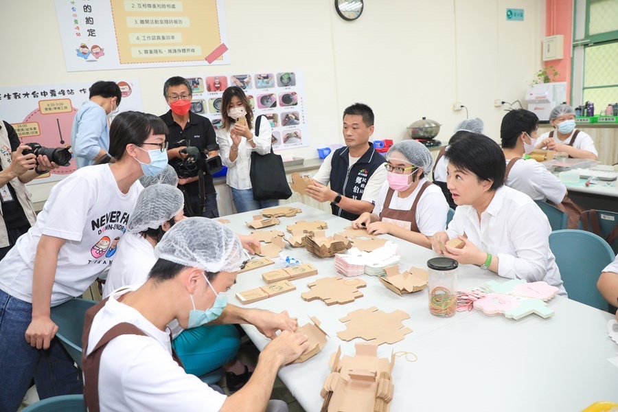 用行動挺身障 盧秀燕捐普發6000買手工皂贈長青學苑 - https://www.watchmedia01.com