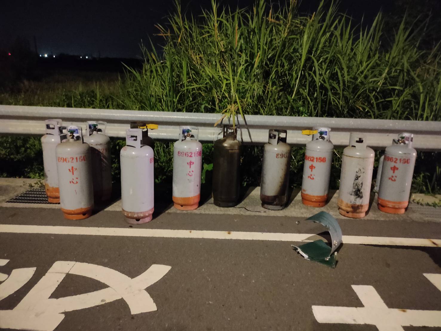影／驚悚！小貨車載瓦斯撞安全島駕駛逃生不成葬身火窟 - https://www.watchmedia01.com