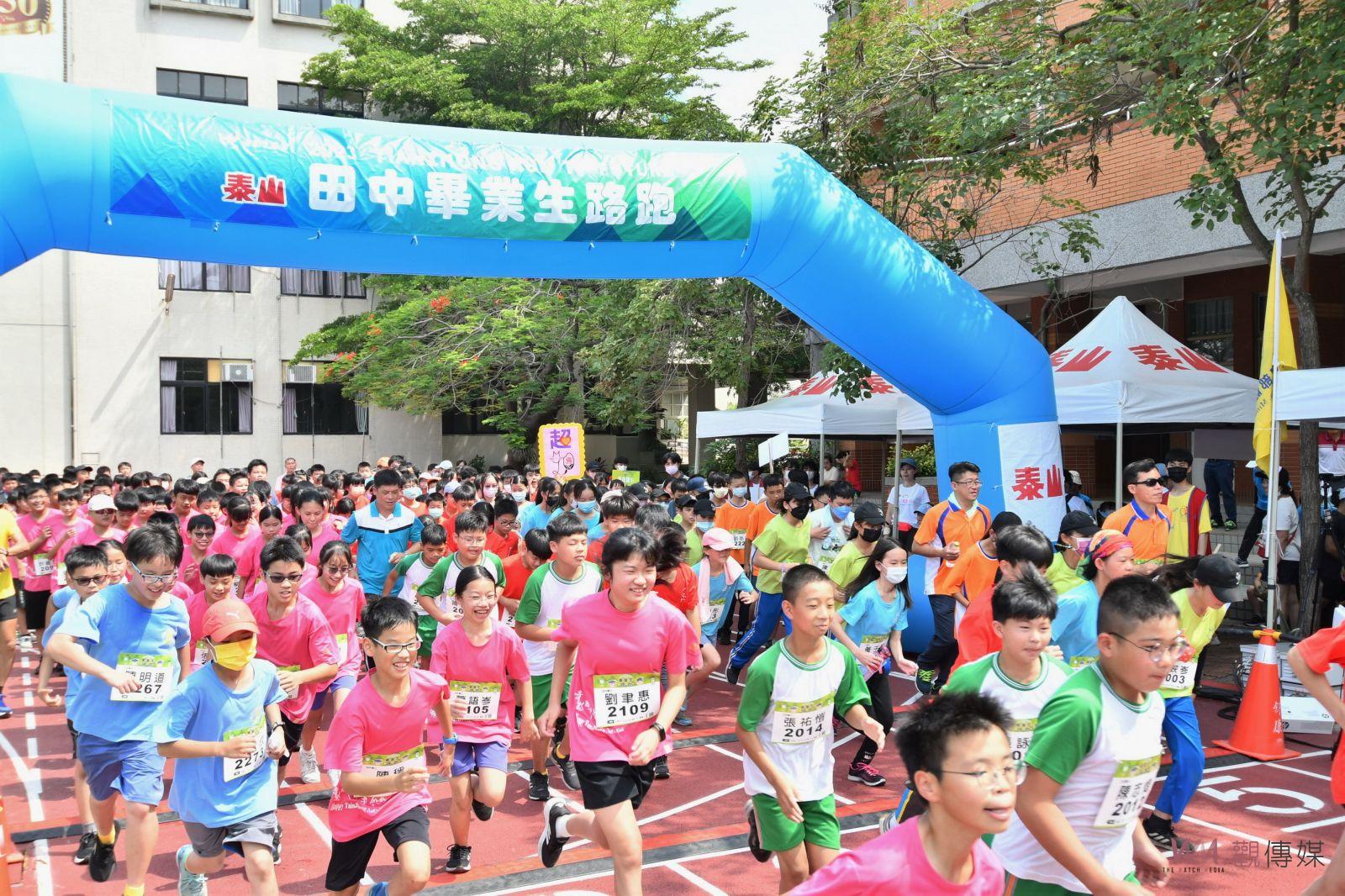 影／獨一無二的畢業馬拉松　千名畢業生留下難忘回憶 - https://www.watchmedia01.com