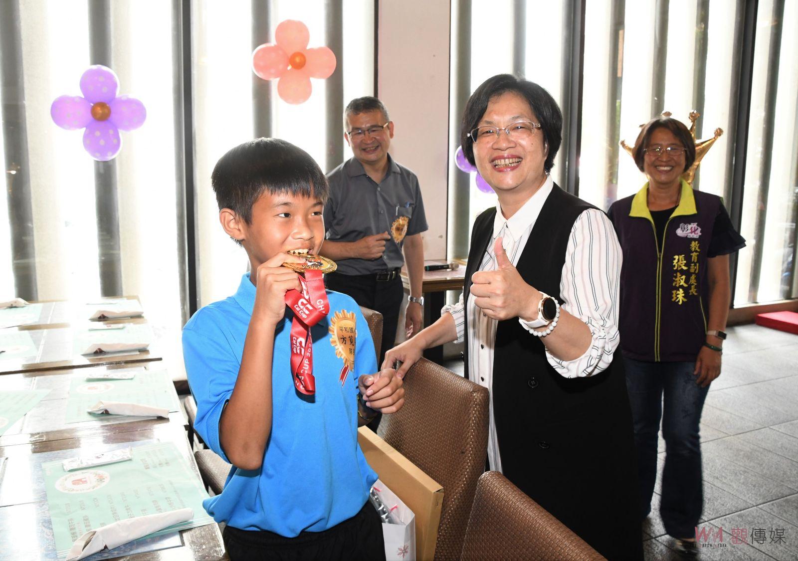 影／平和國小曲棍球隊赴美摘冠四連霸　縣長媽媽請小選手們吃排餐 - https://www.watchmedia01.com