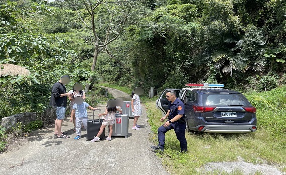 新加坡遊客迷航車輪陷山溝經警方馳援 來信感謝讚揚 - https://www.watchmedia01.com