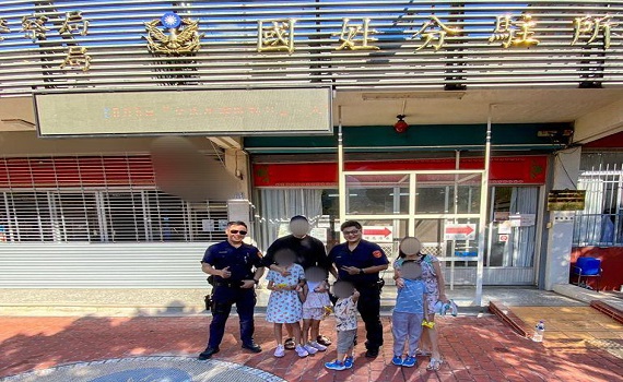 新加坡遊客迷航車輪陷山溝經警方馳援 來信感謝讚揚 - https://www.watchmedia01.com