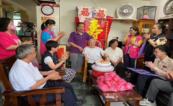 樂善助人、好人一生平安! 南投縣榮民服務處歡慶人瑞郭伯伯百歲嵩壽 - https://www.watchmedia01.com