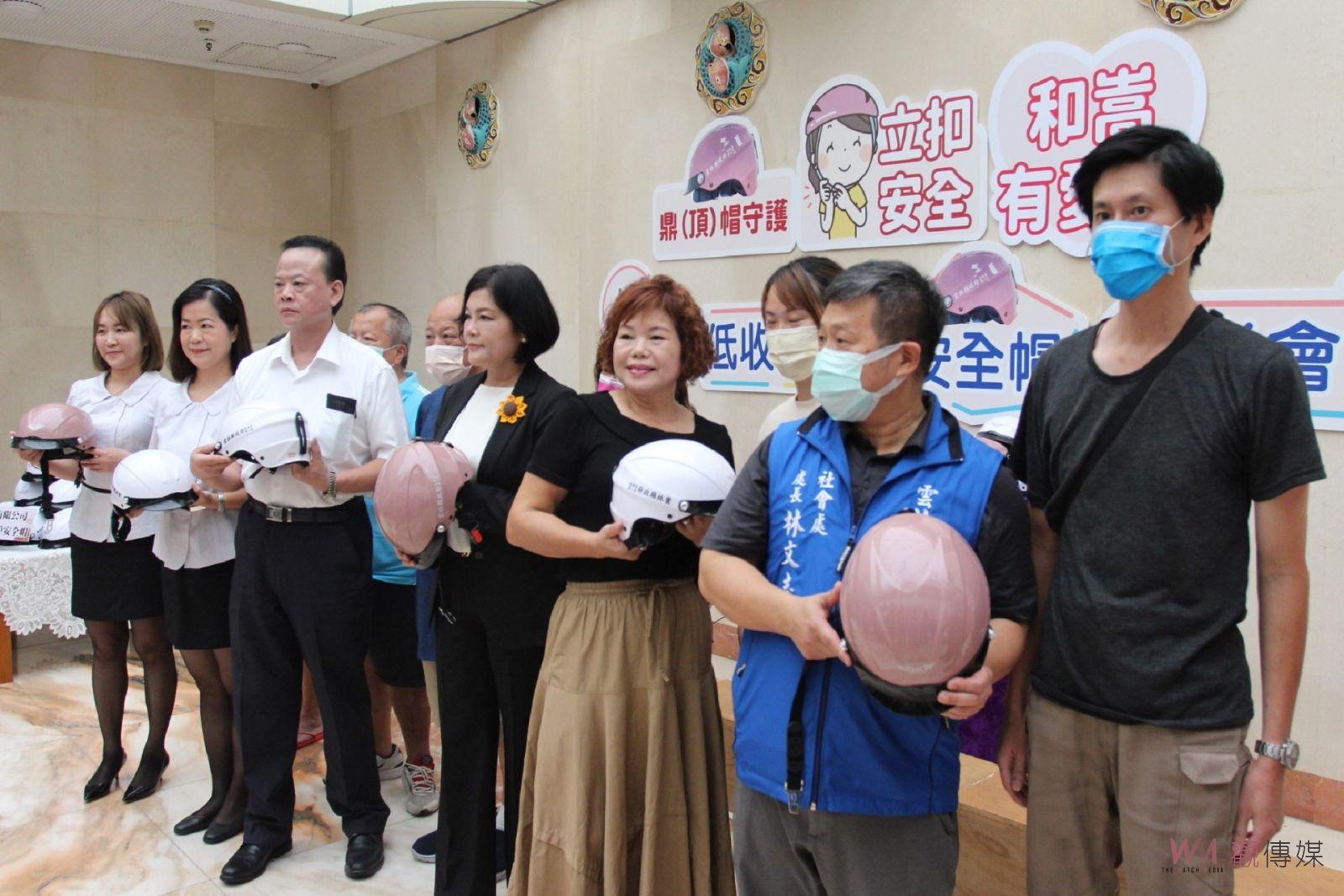 愛心企業贈安全帽嘉惠低收 提醒戴扣拉緊步驟確保安全 - https://www.watchmedia01.com