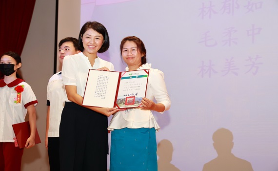 80歲阿嬤補校畢業圓夢 南投縣長許淑華親臨國姓國中勉勵 - https://www.watchmedia01.com