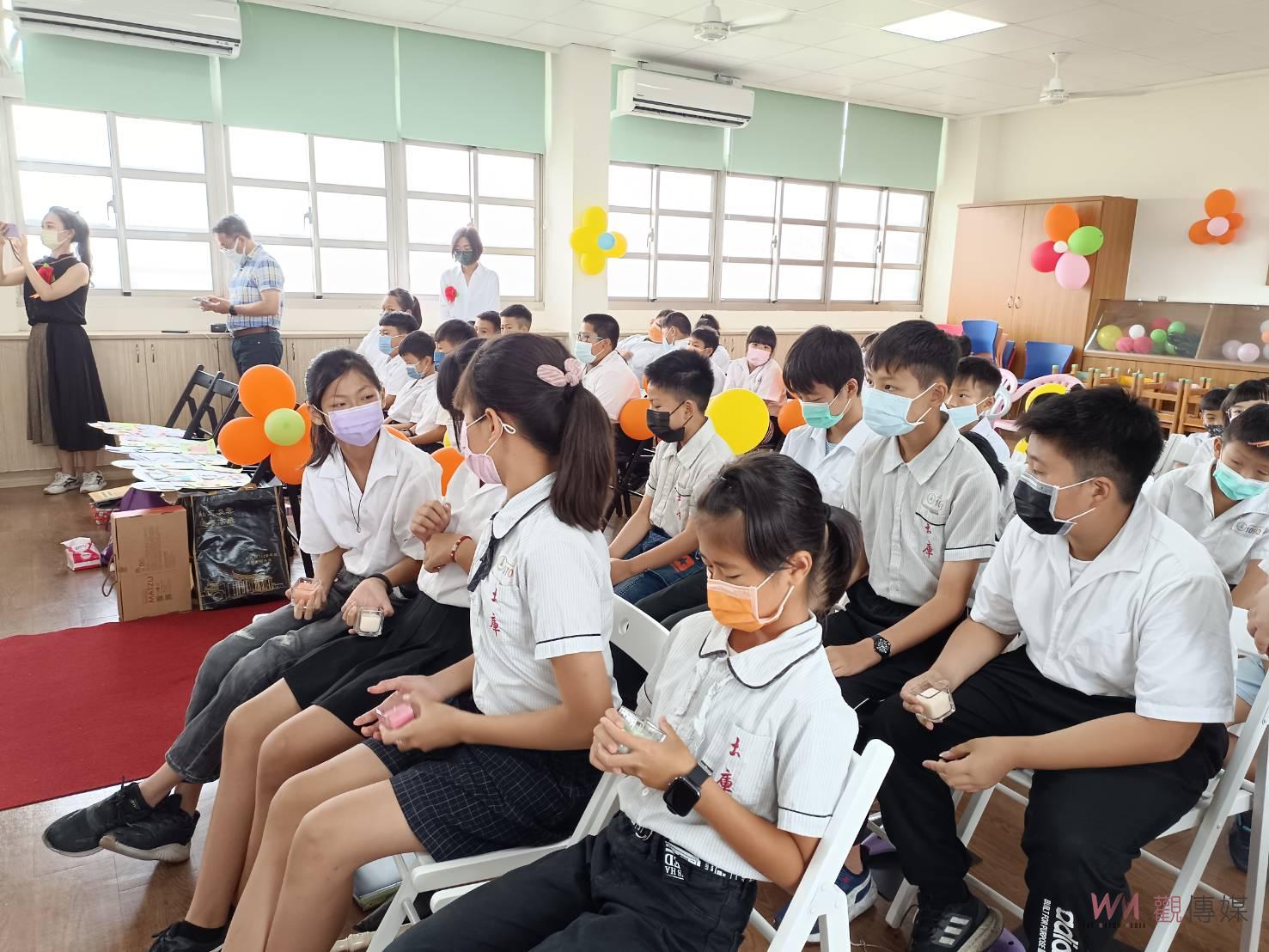 影／說好不哭！還是難忍離情　土庫國小用音樂歡送畢業生 - https://www.watchmedia01.com